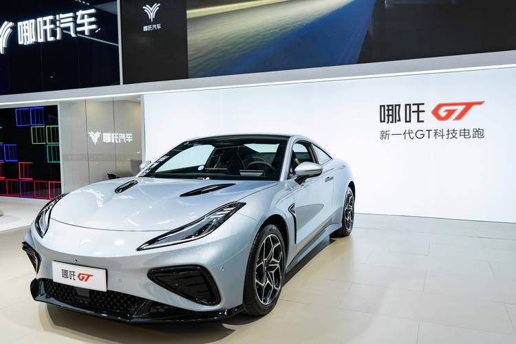 广州141哪吒汽车在智能汽车领域的表现，领途汽车在新能源汽车市场中的影响力